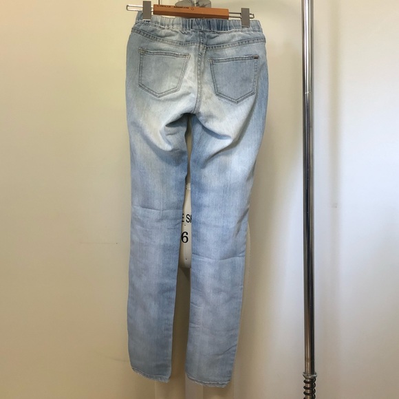 2/$20 Light wash Jeggings - Picture 3 of 6